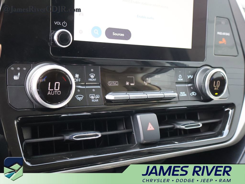 Used 2025 Toyota Highlander XLE image 37