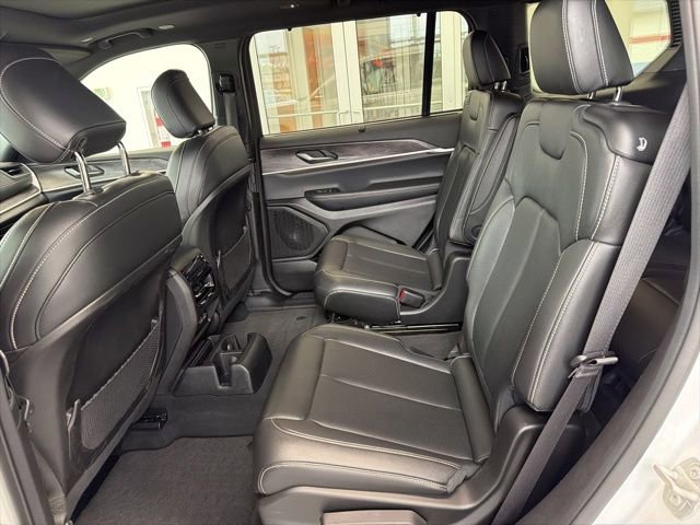 Used 2024 Jeep Grand Cherokee L Limited w/ Luxury Tech Group II AWD/4WD image 17