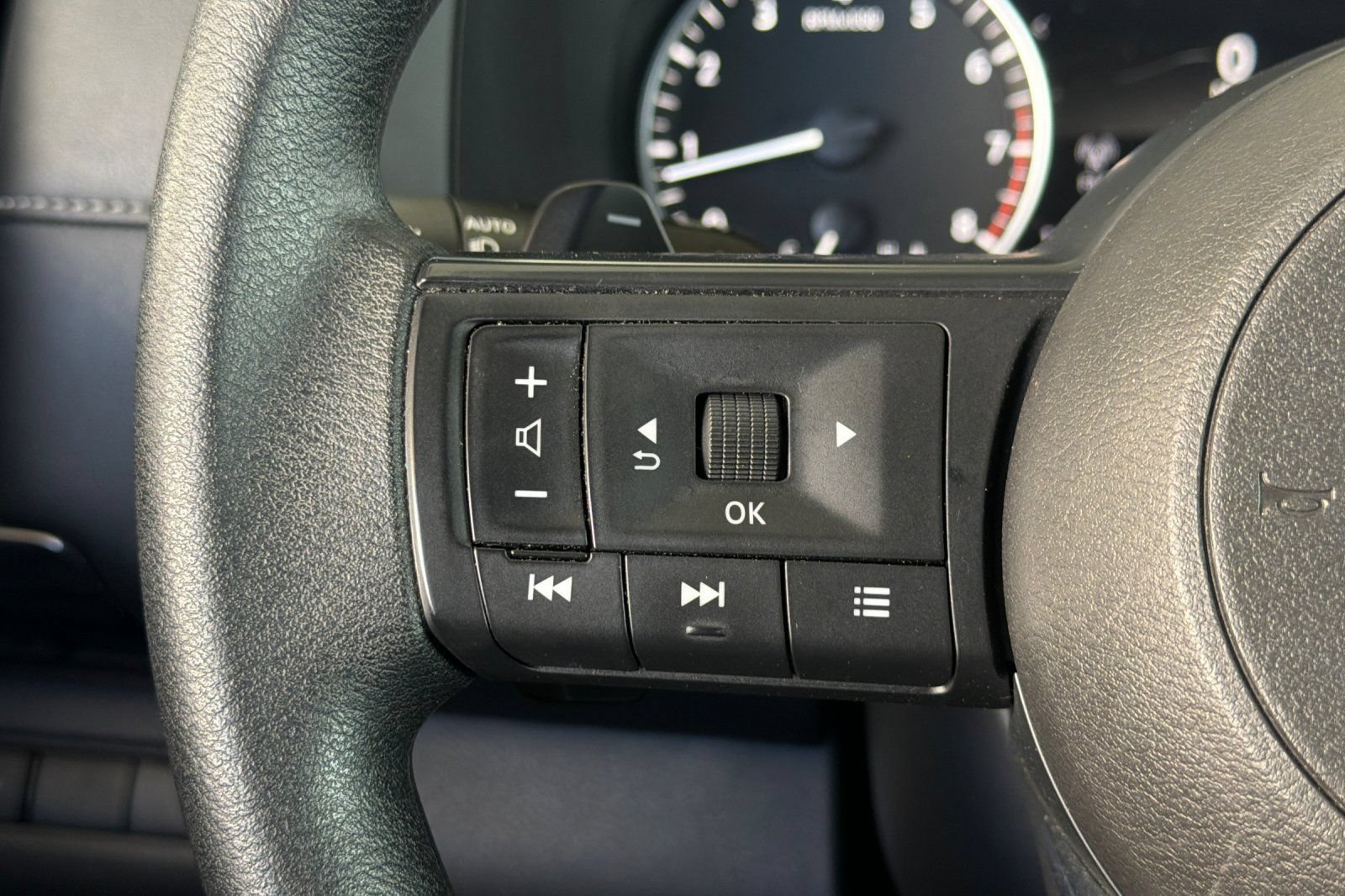 Used 2025 Nissan Pathfinder S FWD image 28