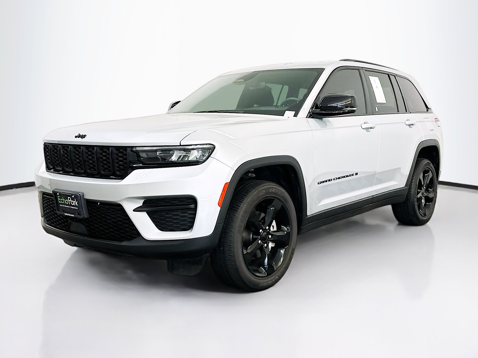 Used 2023 Jeep Grand Cherokee Altitude AWD/4WD image 3