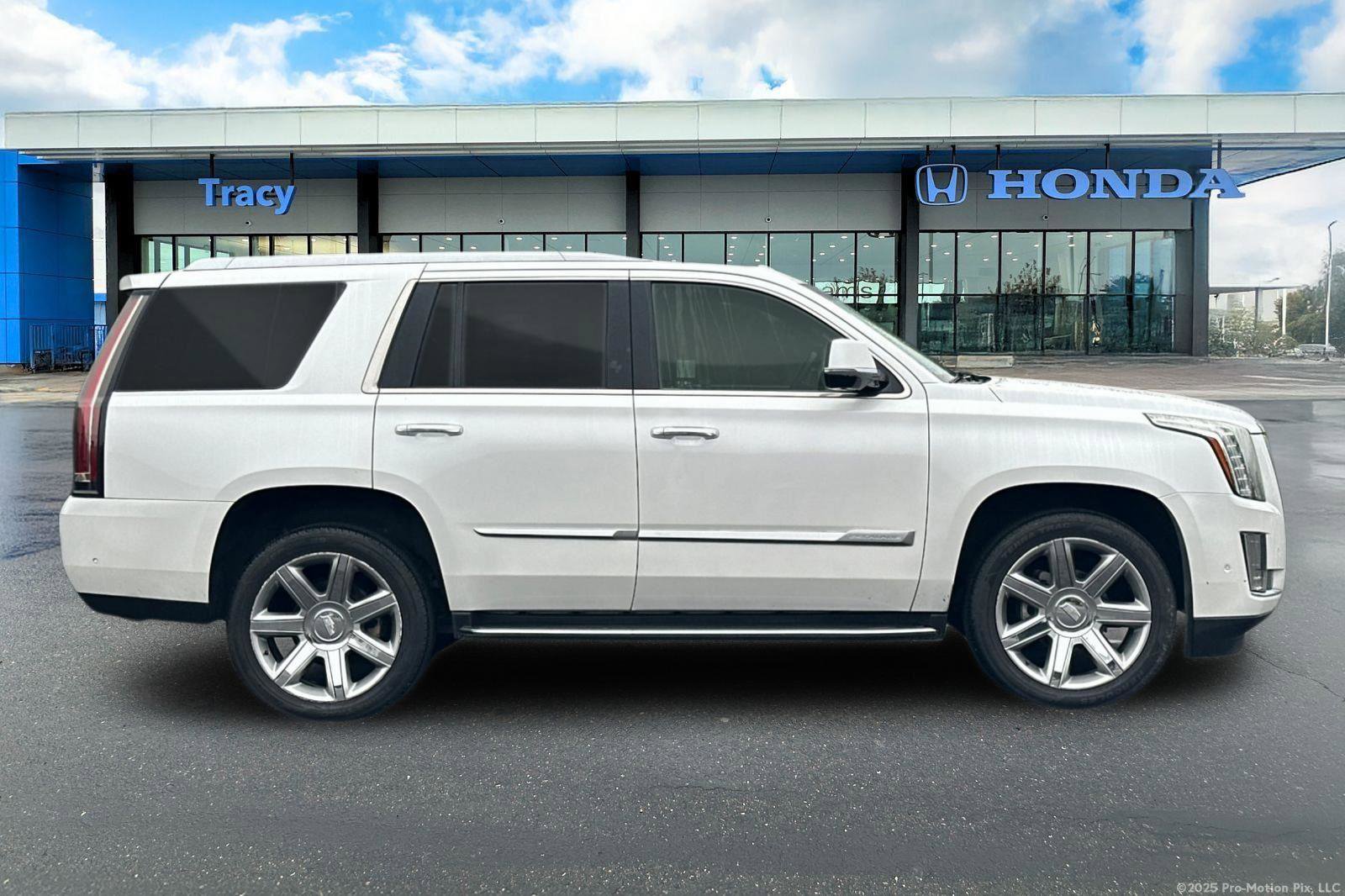 Used 2019 Cadillac Escalade Luxury image 3