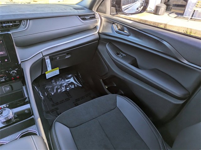 New 2025 Jeep Grand Cherokee Altitude image 18