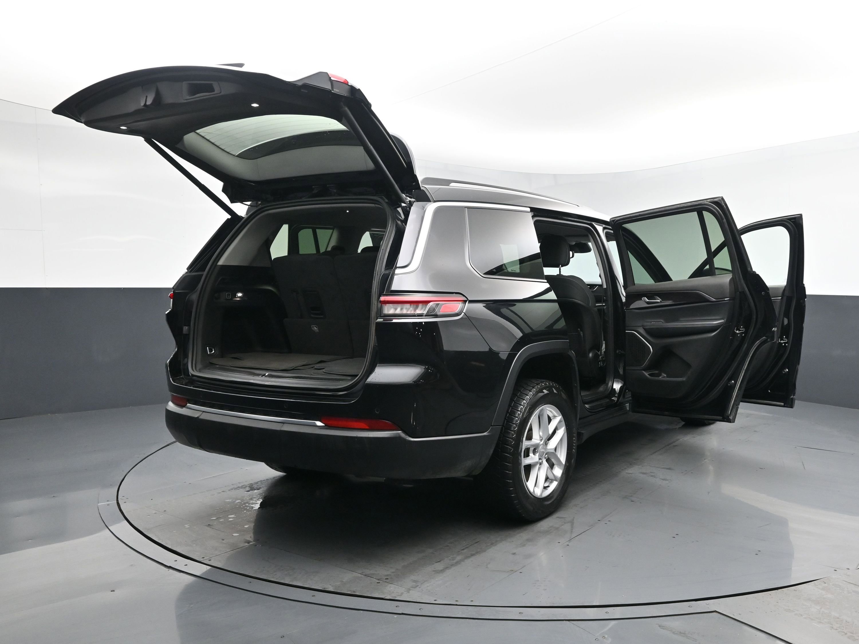 Used 2022 Jeep Grand Cherokee L Laredo w/ Luxury Tech Group I image 32