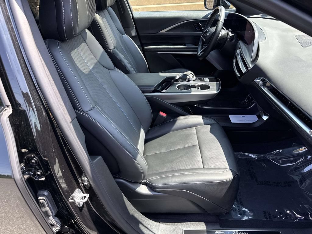 Certified 2025 Cadillac Lyriq Luxury w/ LPO, Floor Liner Package AWD/4WD image 7