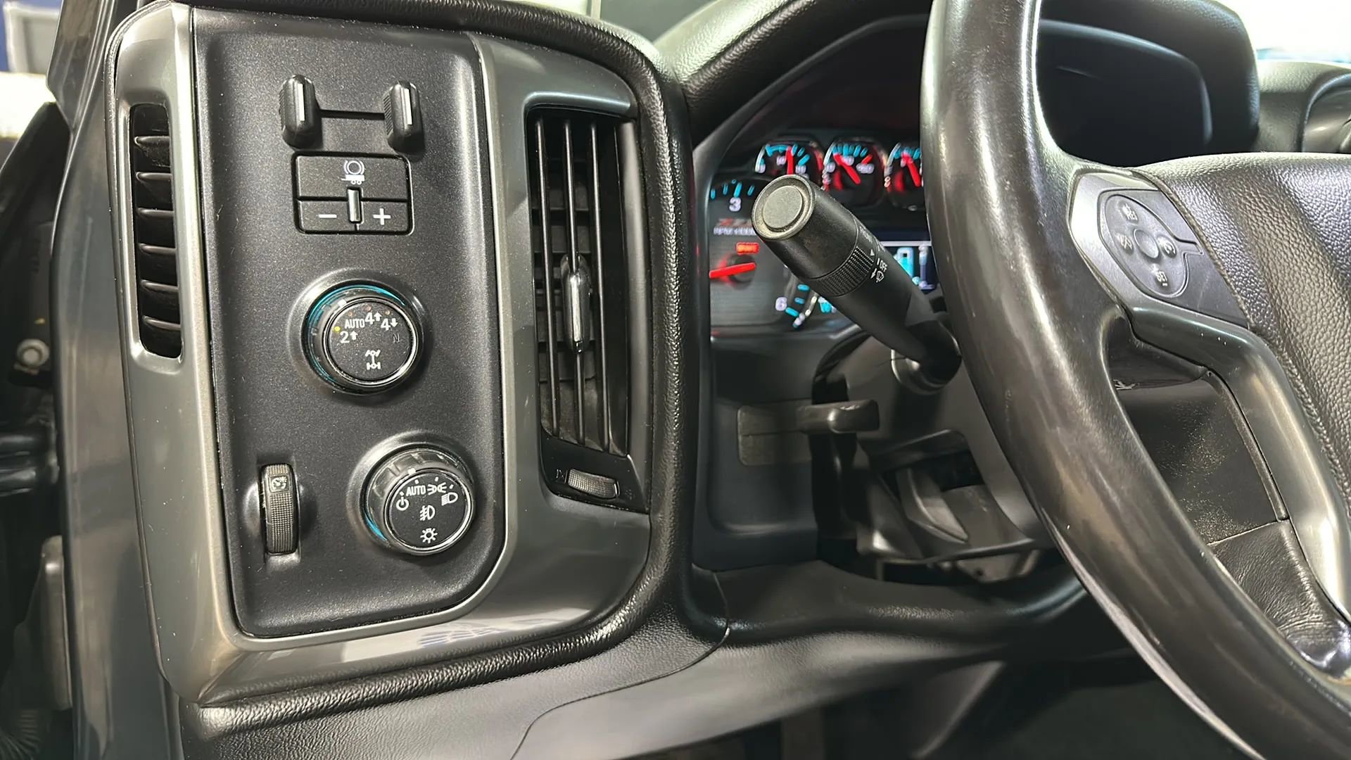 Used 2018 Chevrolet Silverado 1500 LT w/ All Star Edition AWD/4WD image 13