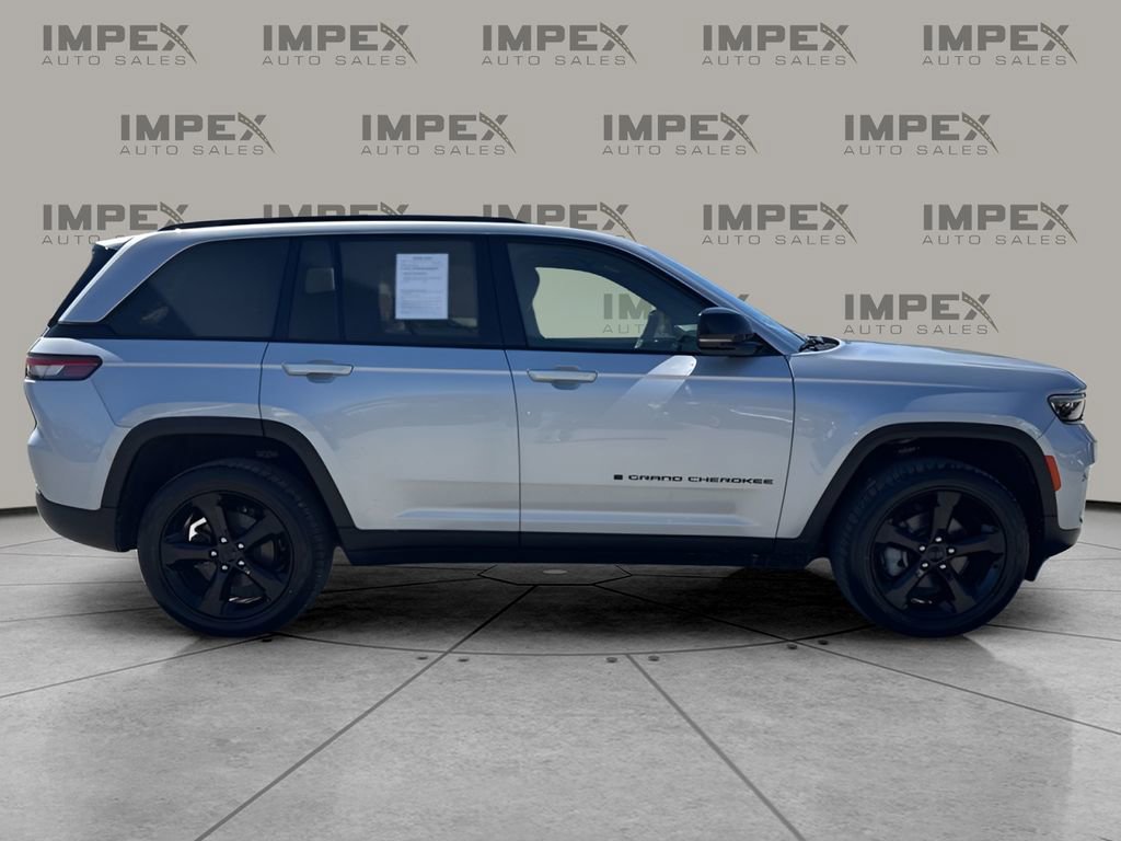 Used 2024 Jeep Grand Cherokee Limited w/ Black Appearance Package AWD/4WD image 6
