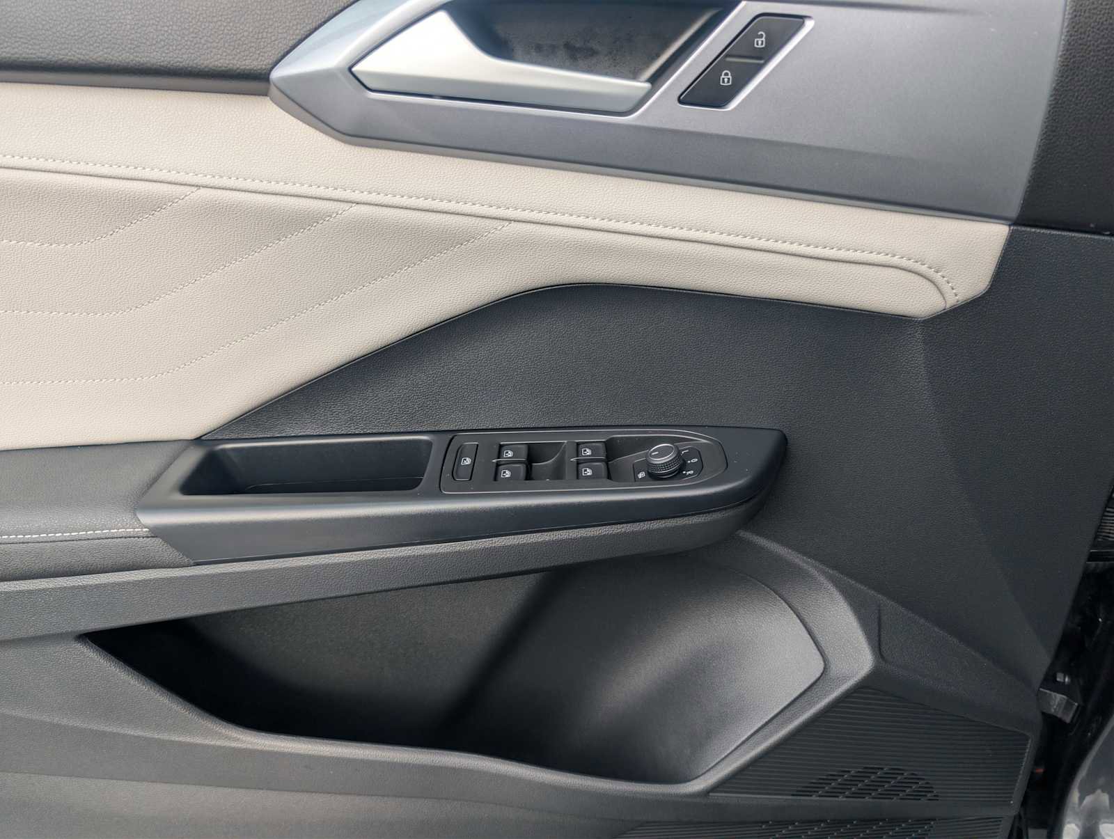 Certified 2025 Volkswagen Taos SEL w/ Taos Adventure Package image 24