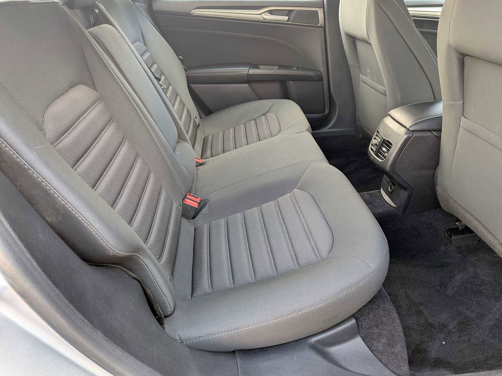Used 2018 Ford Fusion SE w/ Fusion SE Technology Package FWD image 19
