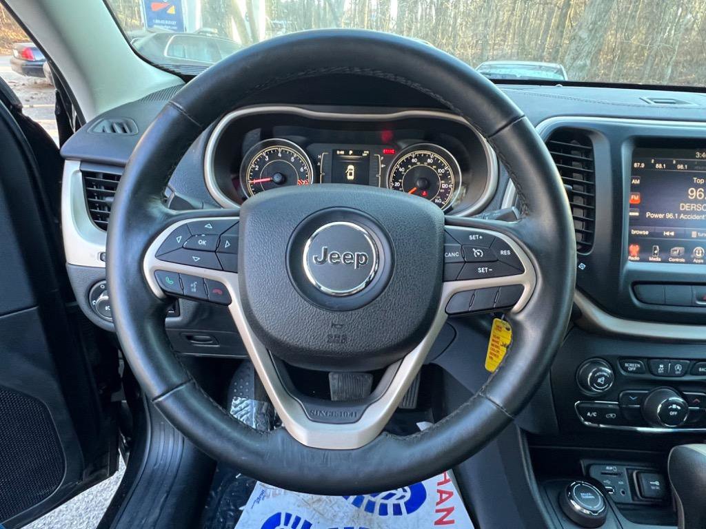 Used 2015 Jeep Cherokee Latitude w/ Cold Weather Group AWD/4WD image 19