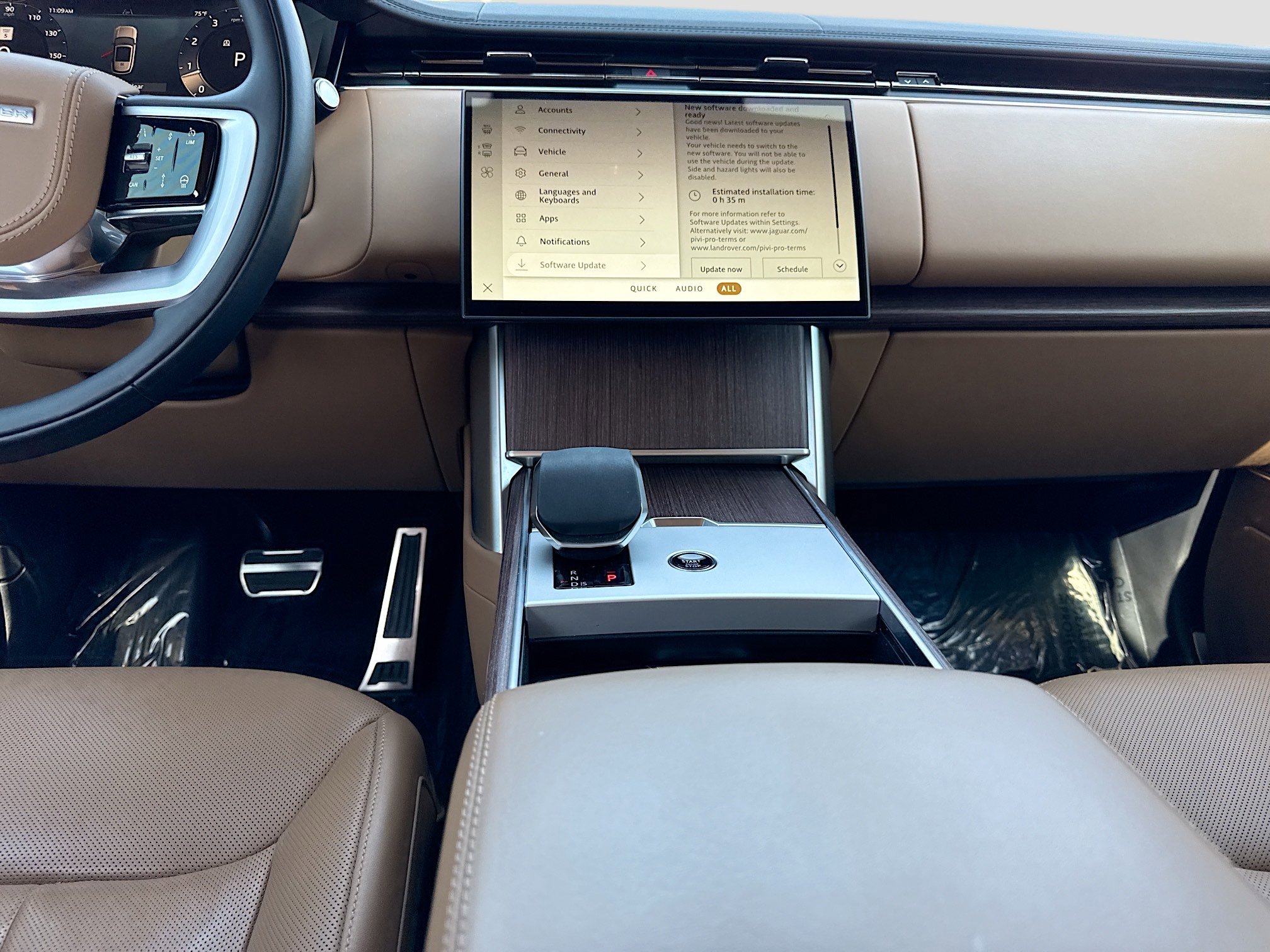 Used 2025 Land Rover Range Rover SE image 19