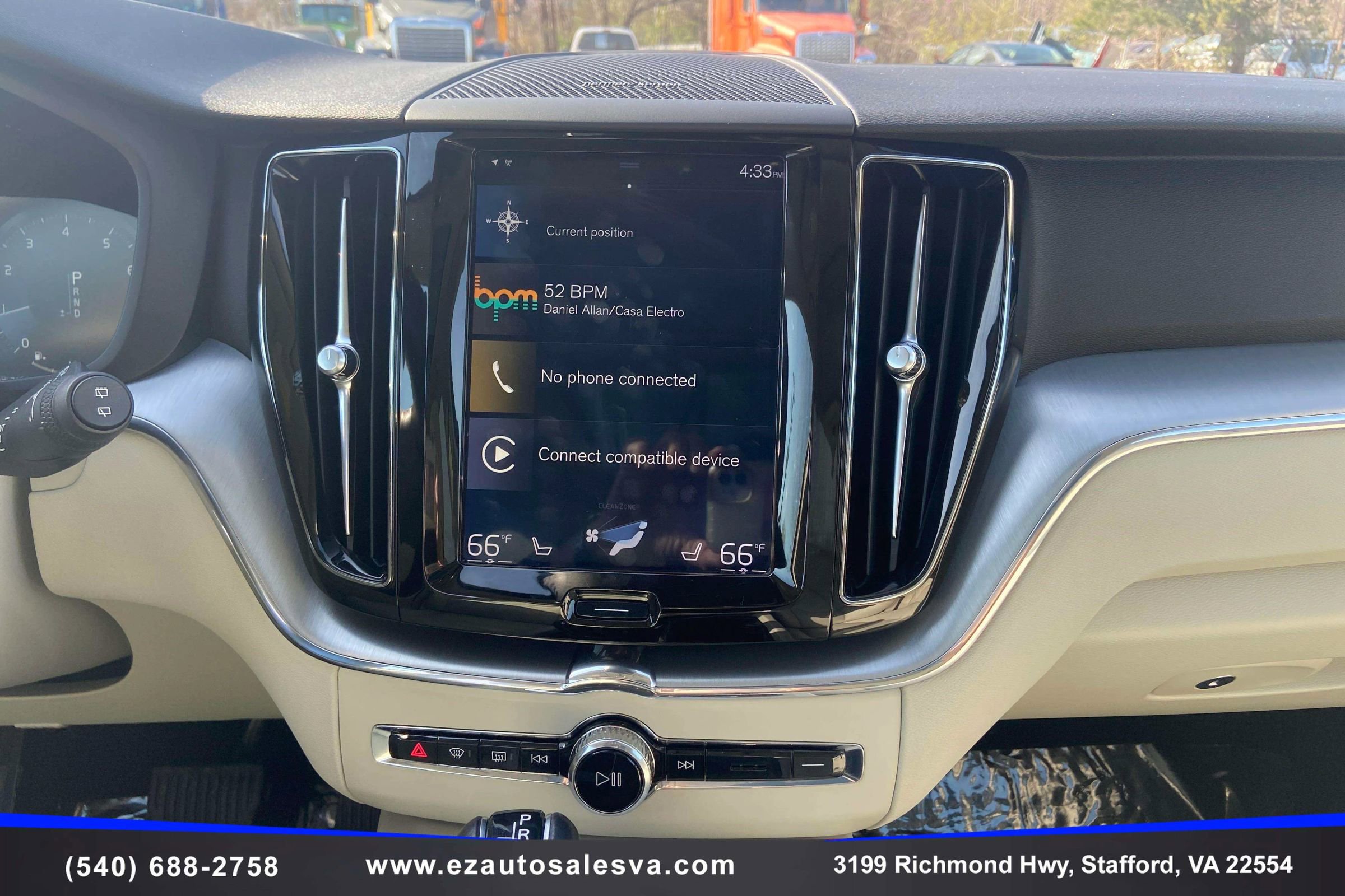 Used 2019 Volvo XC60 T5 Momentum w/ Multimedia Package AWD/4WD image 16