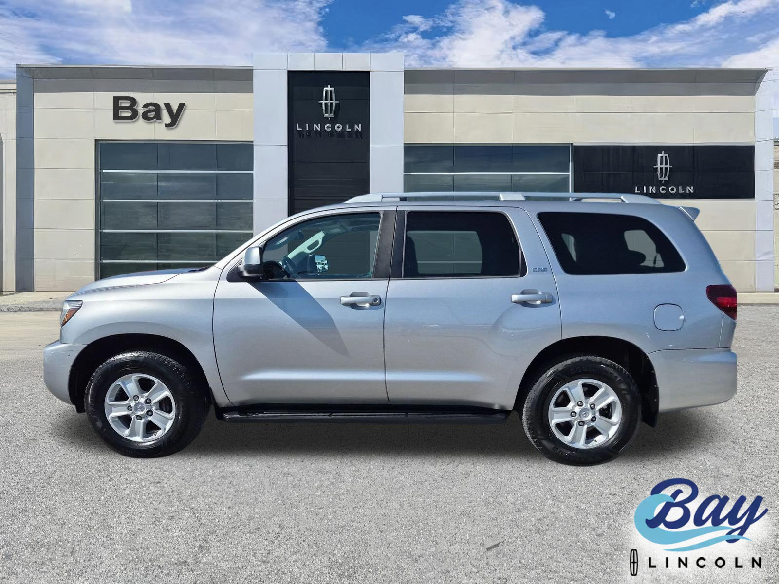Used 2018 Toyota Sequoia SR5 w/ Premium Package AWD/4WD image 9