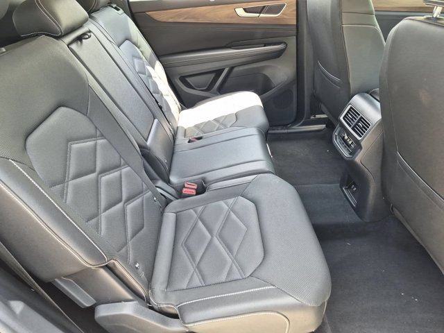 Used 2025 Volkswagen Atlas SE FWD image 30