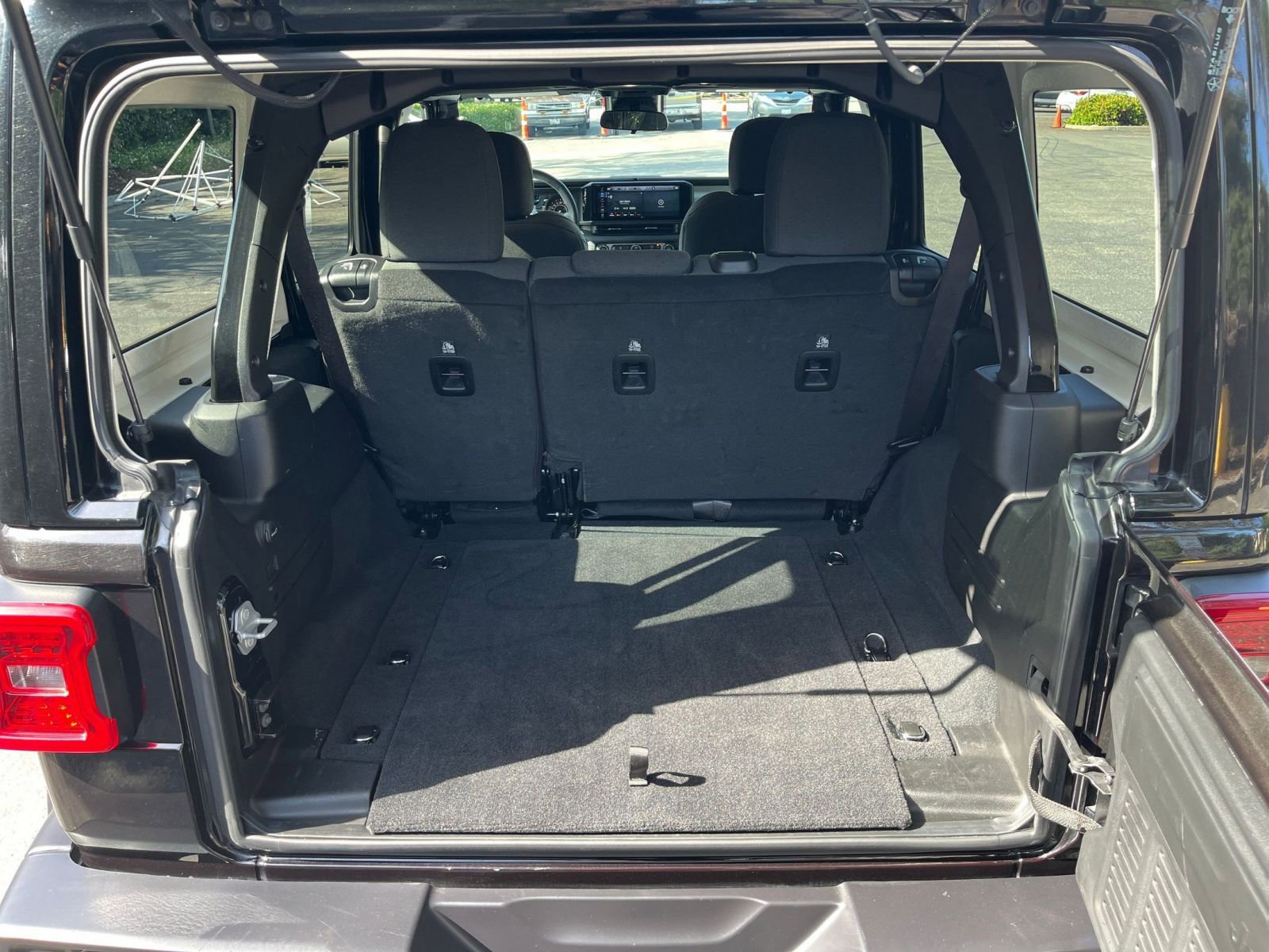 Used 2025 Jeep Wrangler Unlimited Sahara AWD/4WD image 31