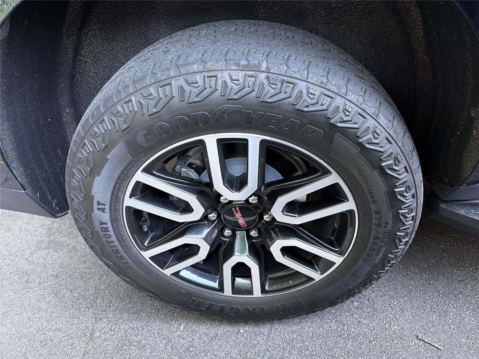 Used 2024 GMC Yukon XL AT4 w/ Technology Package AWD/4WD image 9