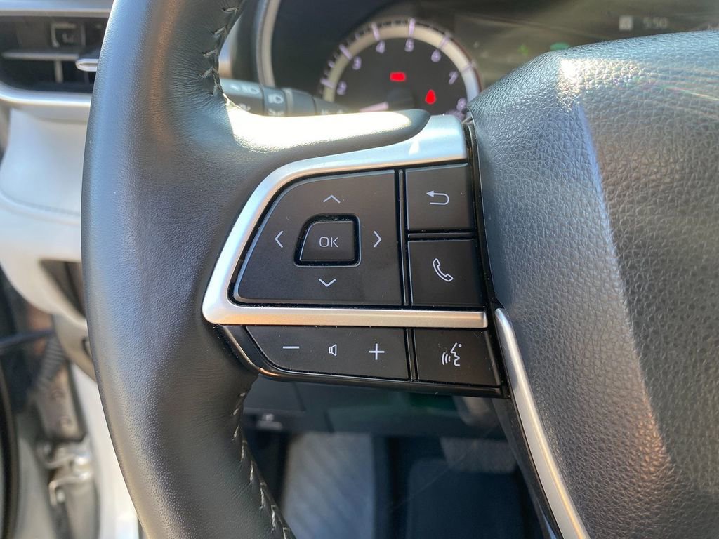 Used 2024 Toyota Highlander LE image 16