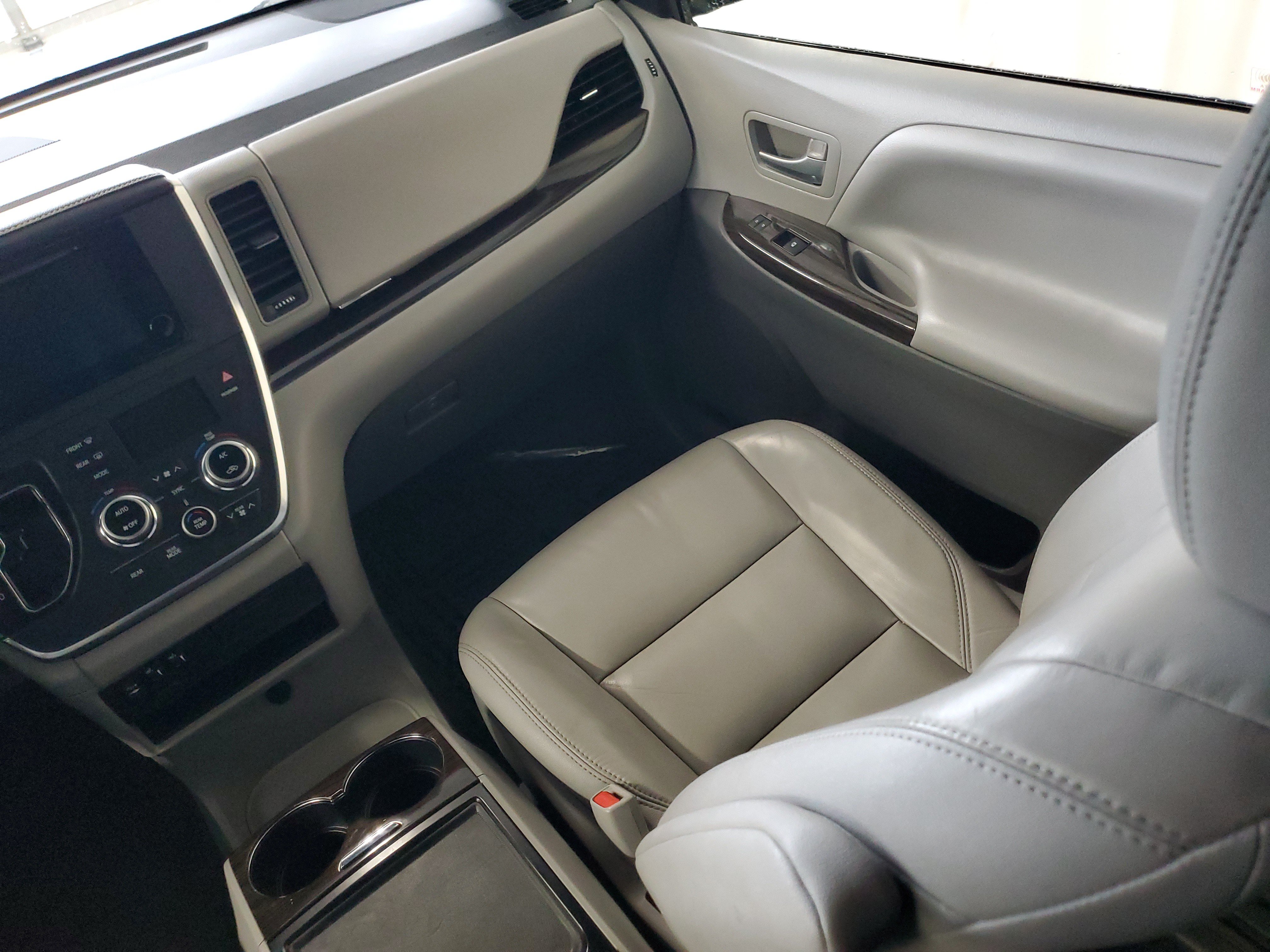 Used 2015 Toyota Sienna XLE FWD image 18