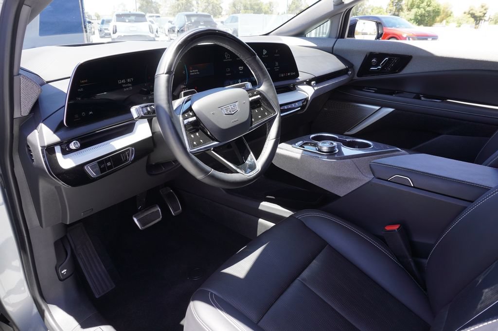 Certified 2025 Cadillac Optiq Luxury 2 AWD/4WD image 17