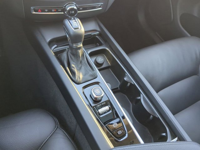 Used 2021 Volvo XC60 T5 Momentum w/ Protection Package image 14