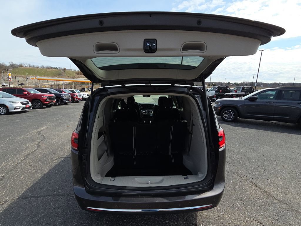 Used 2023 Chrysler Pacifica Touring-L image 30