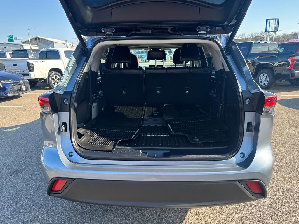 Used 2020 Toyota Highlander XLE AWD/4WD image 7
