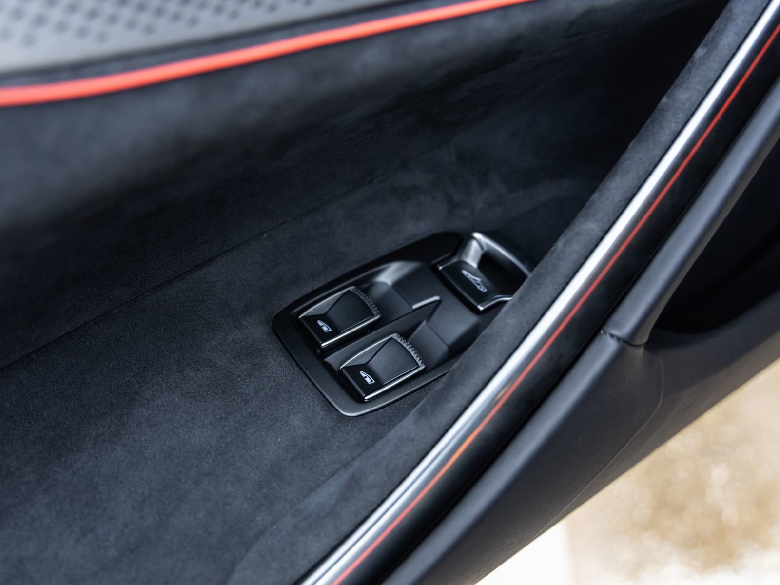 Used 2024 McLaren Artura image 25