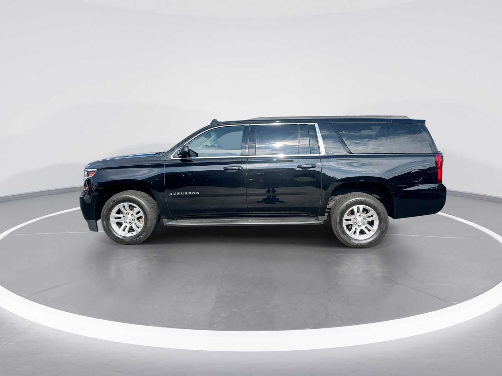 Used 2018 Chevrolet Suburban LT AWD/4WD image 6