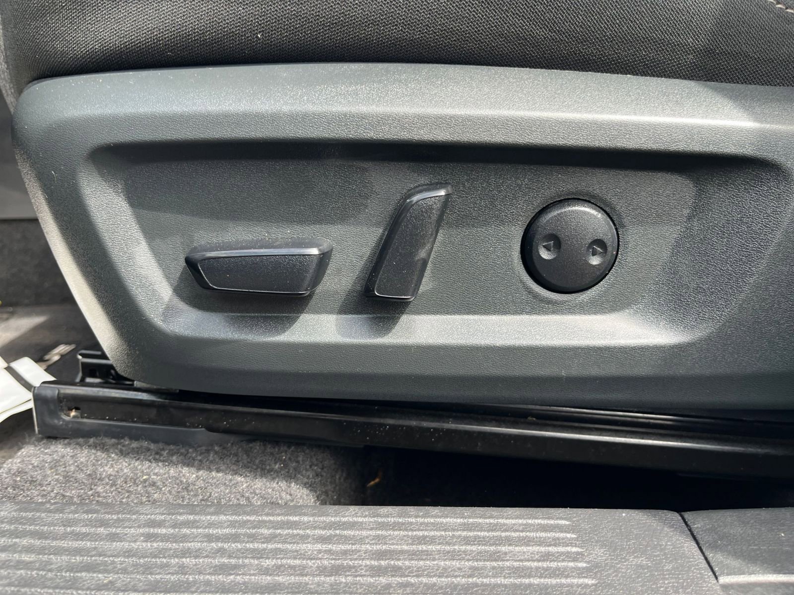 Used 2025 Nissan Rogue SV image 20