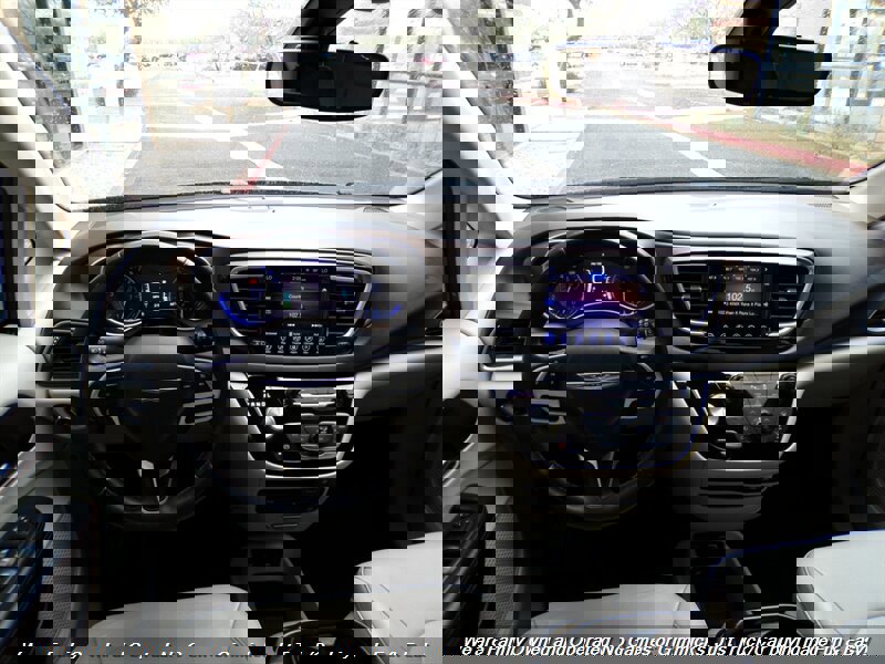 Used 2017 Chrysler Pacifica Touring-L Plus image 37