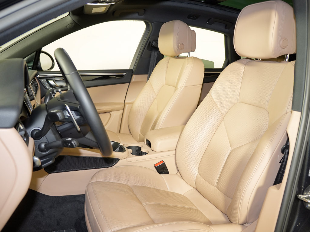 Certified 2023 Porsche Macan Turbo AWD/4WD image 5