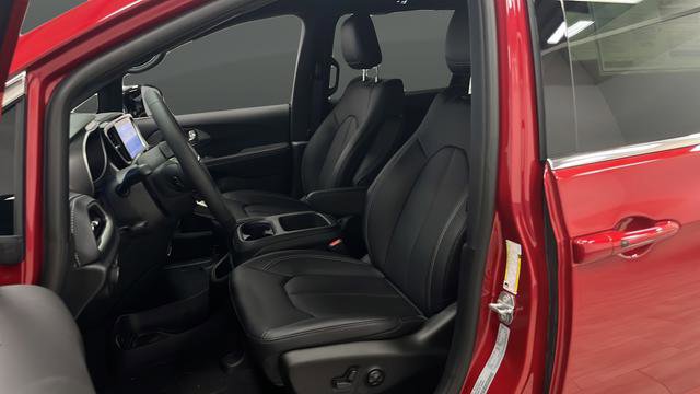 New 2026 Chrysler Pacifica Select image 9