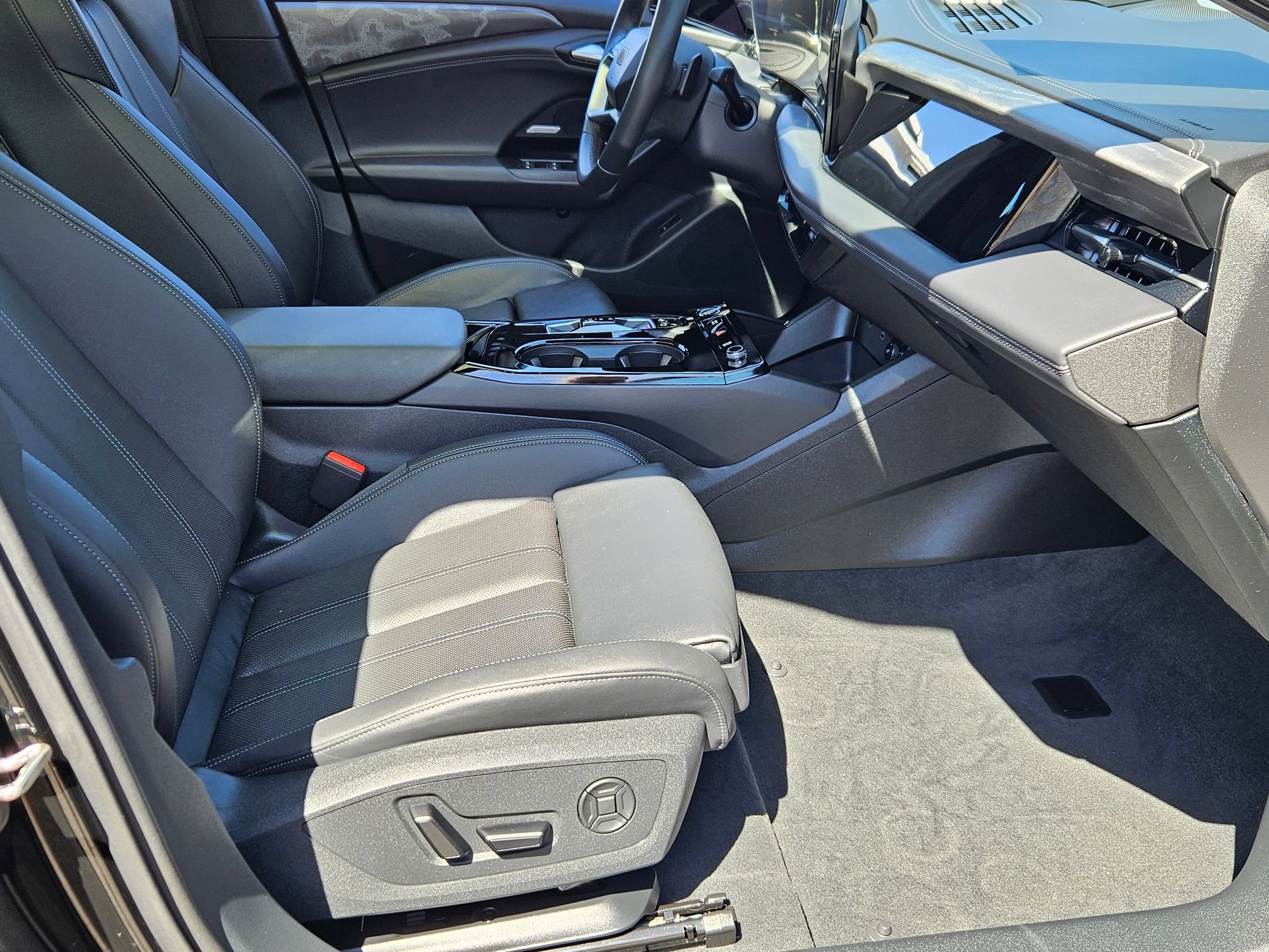 Used 2025 Audi A6 e-tron Premium Plus w/ Premium Plus RWD image 30