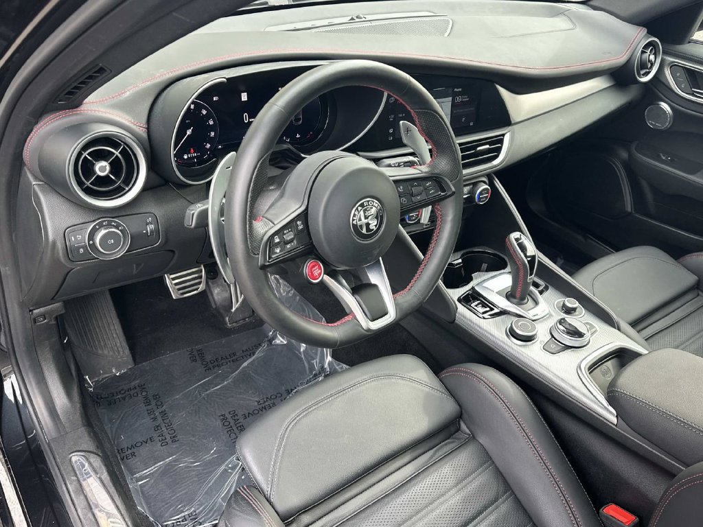 Used 2024 Alfa Romeo Giulia AWD image 2