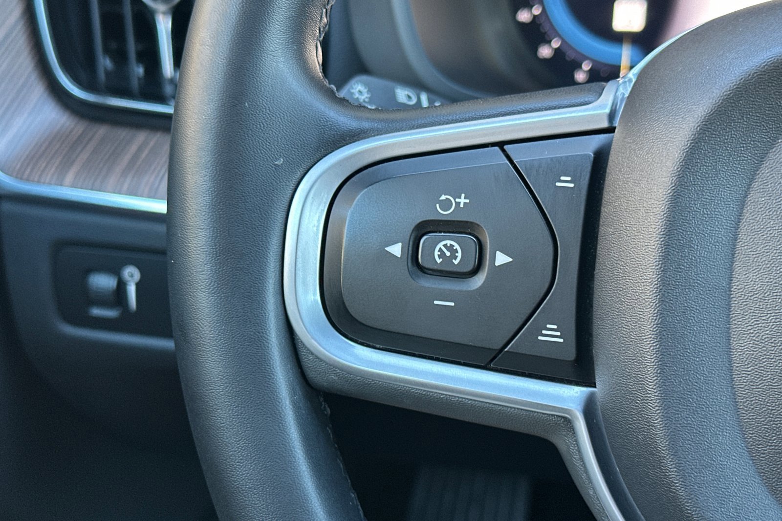 Certified 2022 Volvo XC60 B5 Momentum image 29