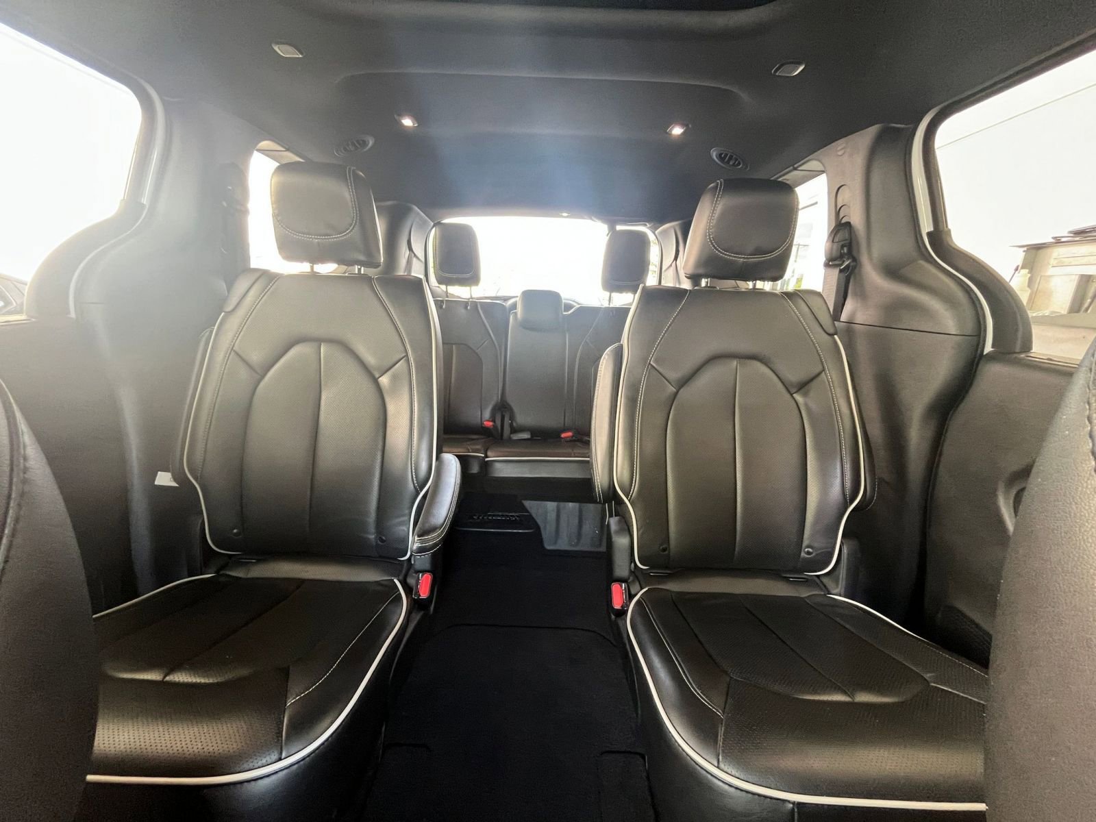 Used 2025 Chrysler Pacifica Limited FWD image 43