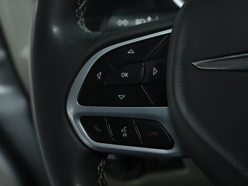 Used 2023 Chrysler Pacifica Touring-L FWD image 20