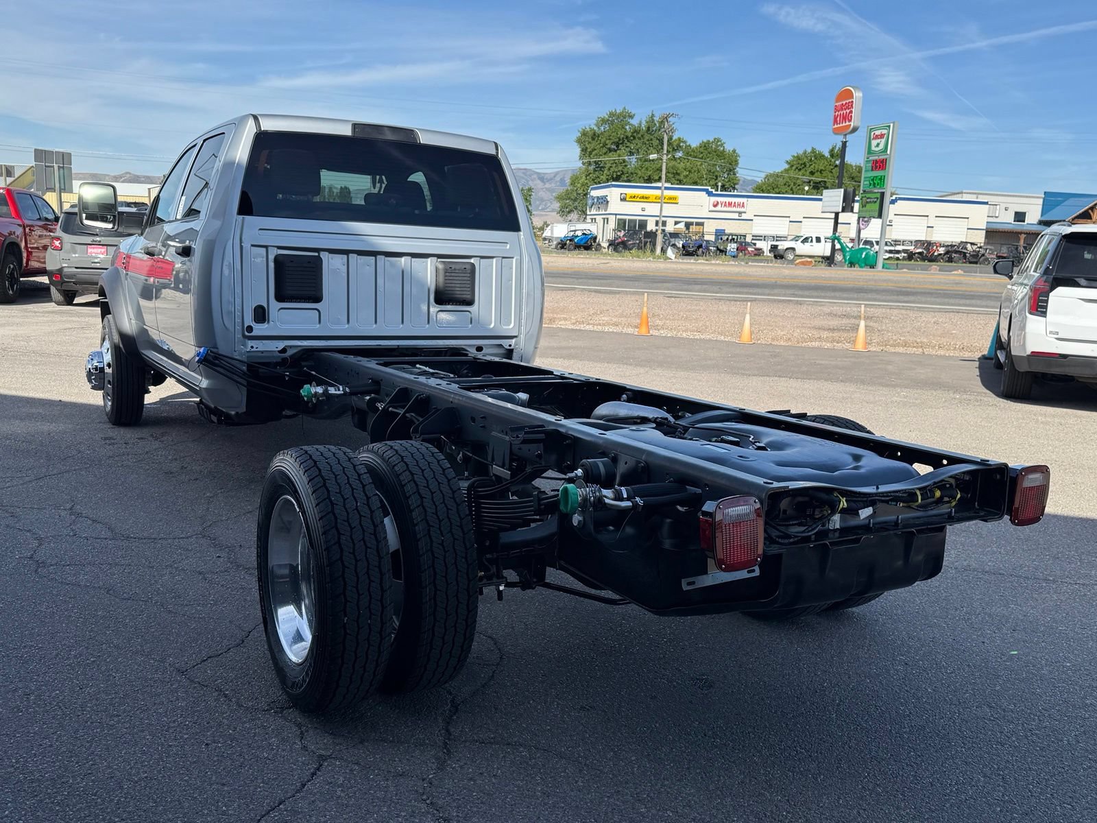New 2027 RAM 4500 4x4 Crew Cab DRW w/ Laramie Trim Package image 8