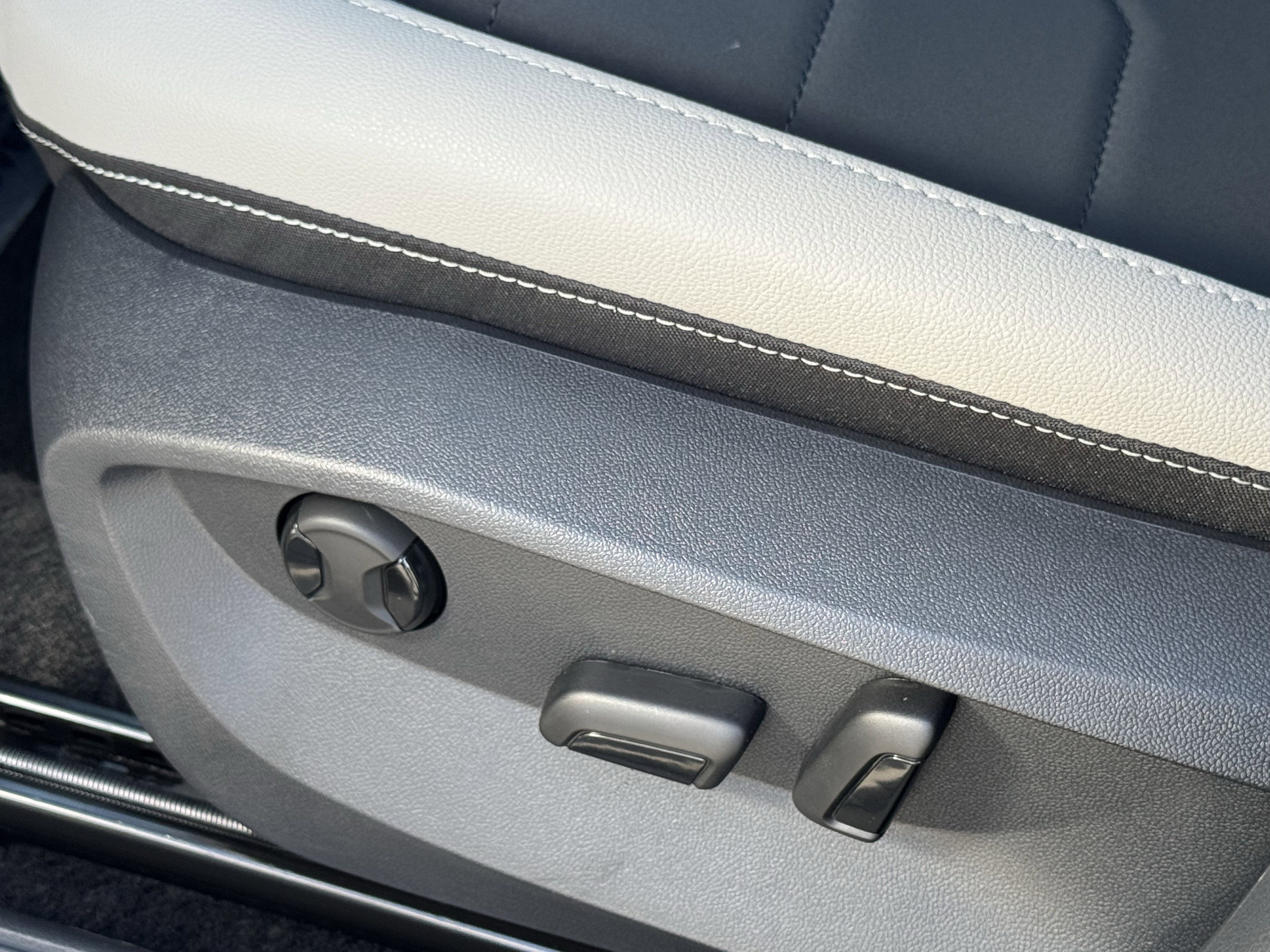 Used 2025 Volkswagen Taos SE image 18