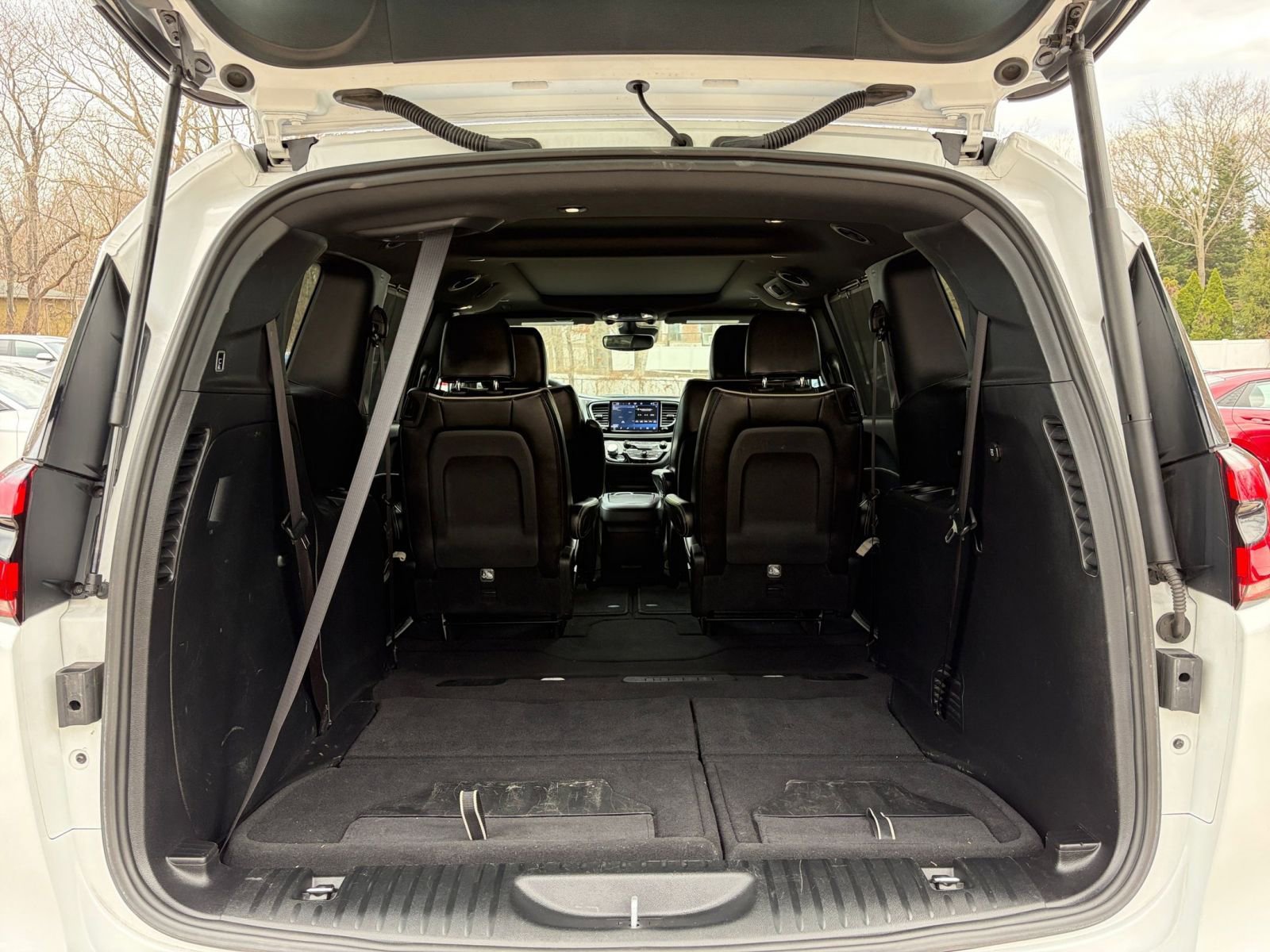 Used 2025 Chrysler Pacifica Limited image 35