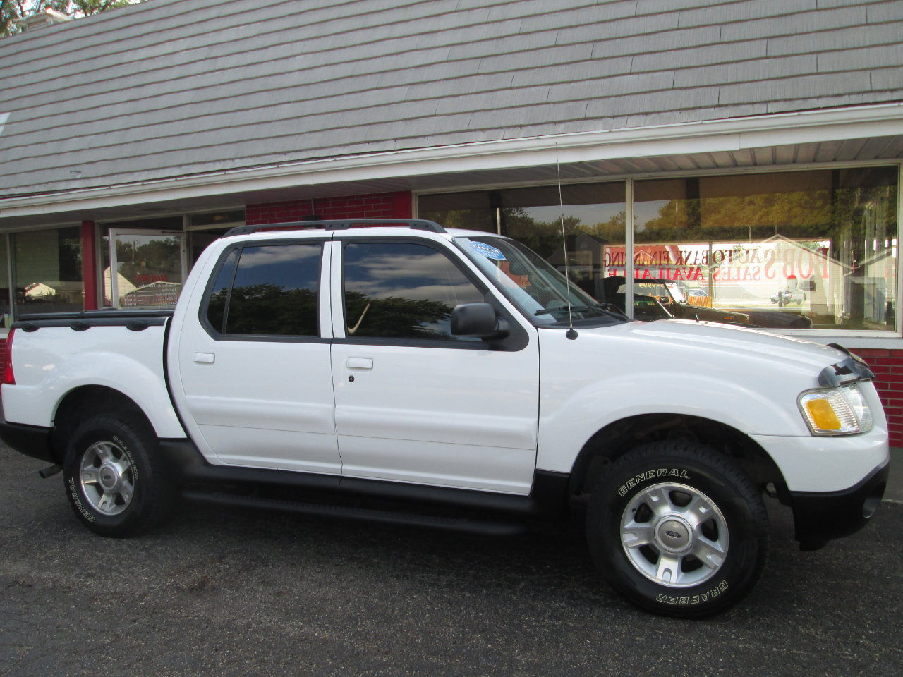 Used 2003 Ford Explorer Sport Trac XLT image 1