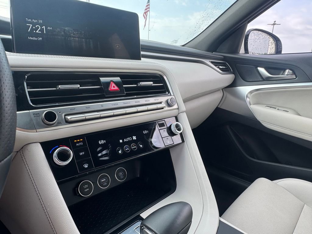 Used 2025 Genesis G70 2.5T RWD image 22