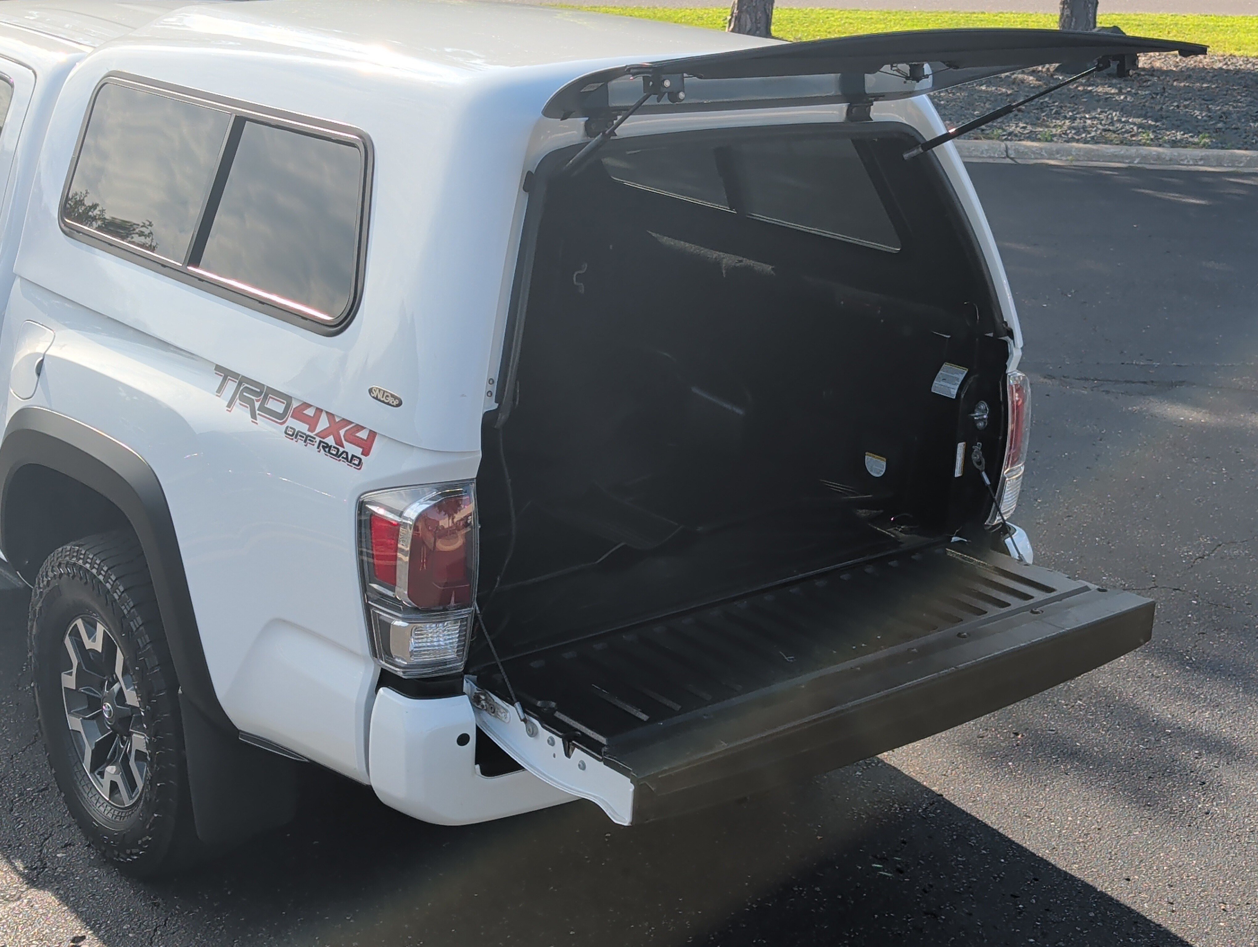 Used 2022 Toyota Tacoma TRD Off-Road w/ Technology Package AWD/4WD image 18
