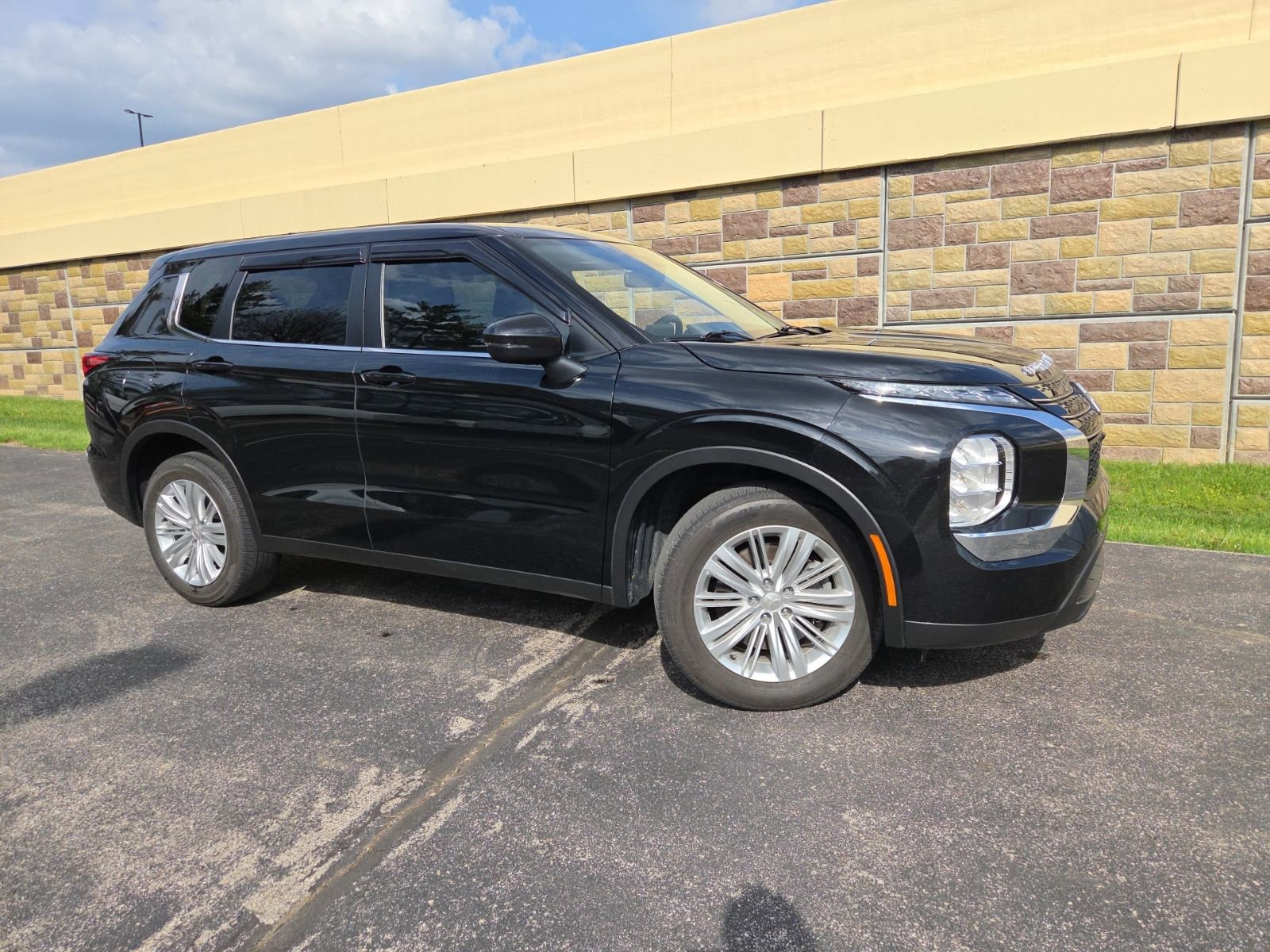 Used 2024 Mitsubishi Outlander ES image 3