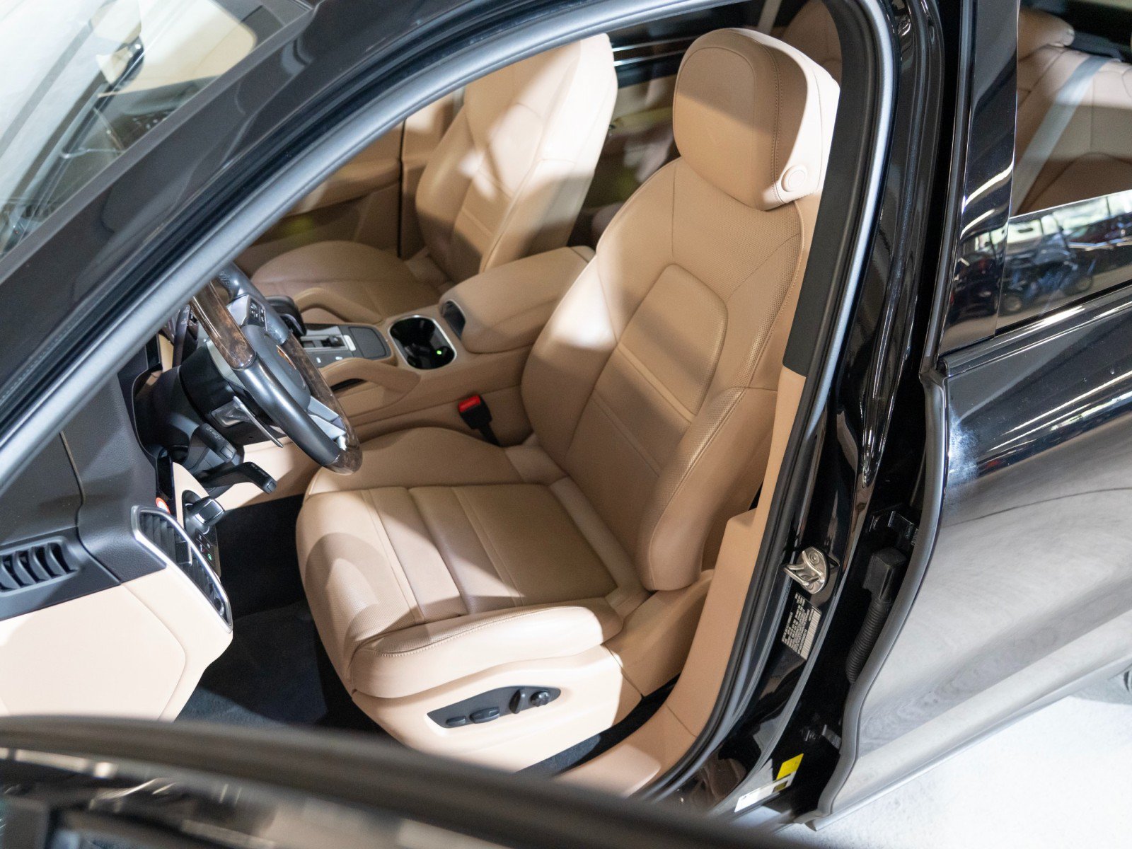 Certified 2023 Porsche Cayenne Platinum Edition AWD/4WD image 5