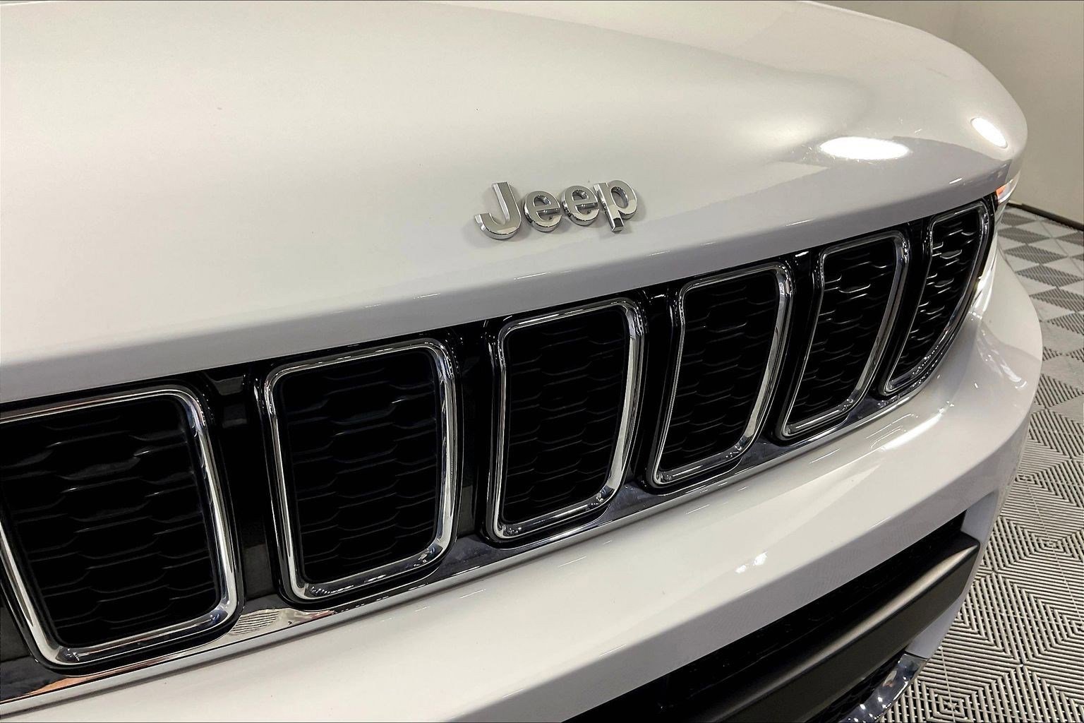 Used 2023 Jeep Grand Cherokee L Limited AWD/4WD image 32