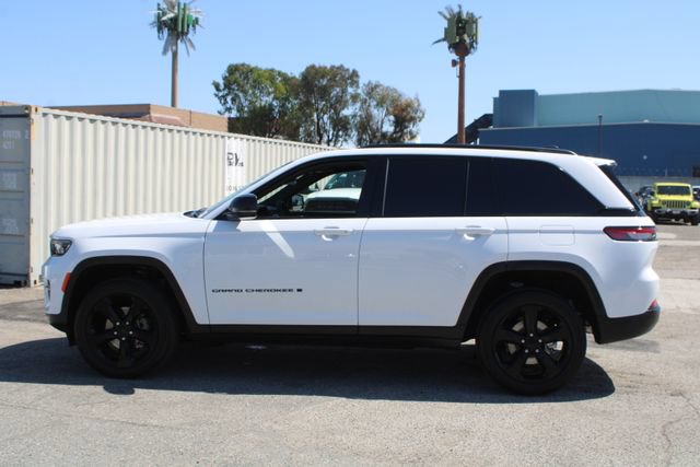Used 2025 Jeep Grand Cherokee Altitude RWD image 7