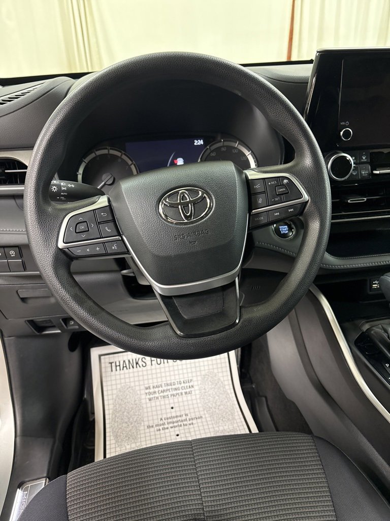 Used 2023 Toyota Highlander L image 11