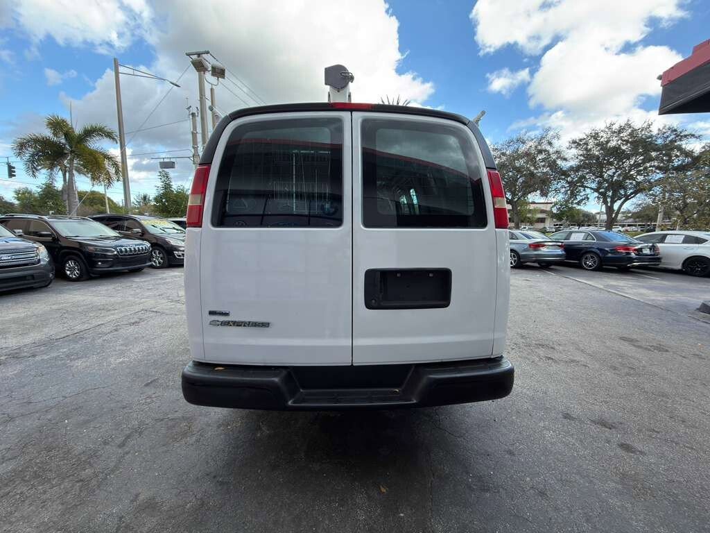 Used 2011 Chevrolet Express 2500 image 3