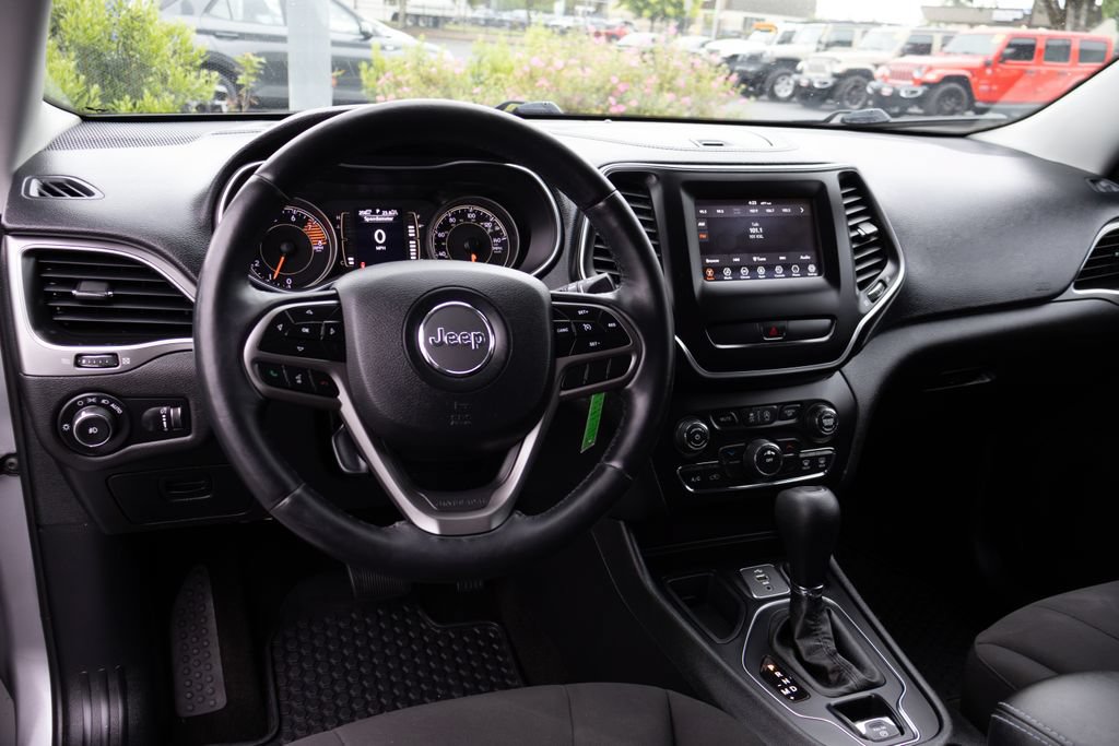 Used 2019 Jeep Cherokee Latitude w/ Cold Weather Group FWD image 16