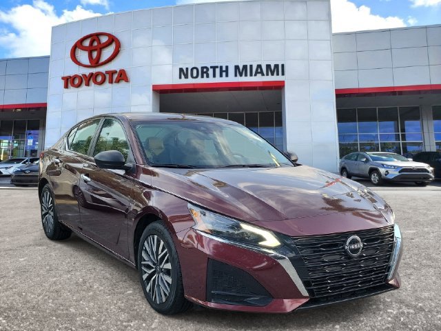 Used 2024 Nissan Altima 2.5 SV FWD image 1